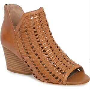 Donald Pliner Jacqi‎ Wedge in Fawn Size 9.5